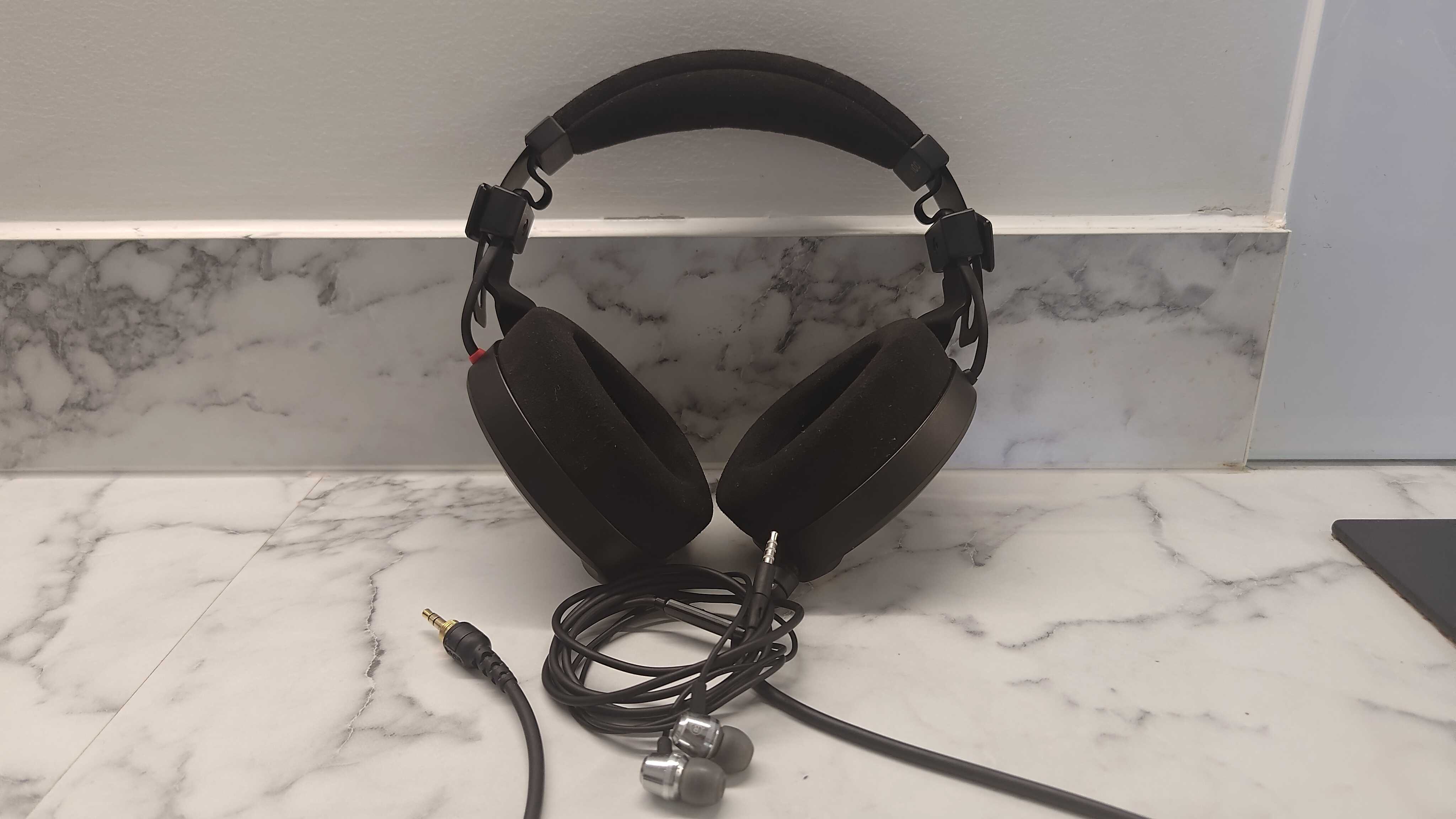 A picture of the Rode NTH-100 and Blukar K9201
