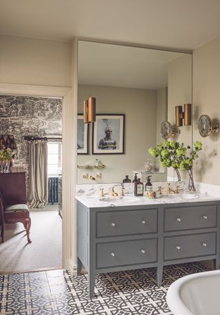 Organizing a bathroom vanity: 10 ways to order essentials