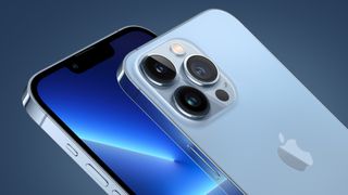 La parte frontal y la trasera del iPhone 13 Pro de color azul