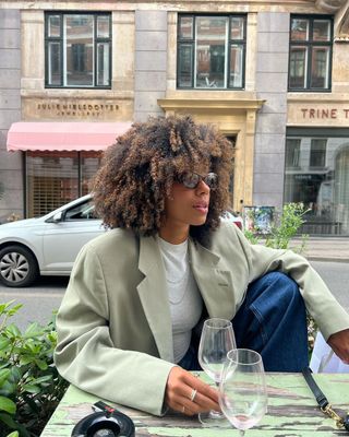 @amaka.hamelijnck wearing a mint blazer with t-shirt and jeans