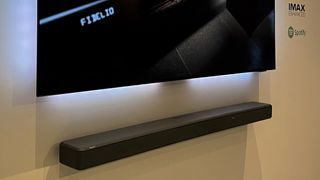 Philips Fidelio FB1 soundbar monteret under et Ambilight TV på væggen