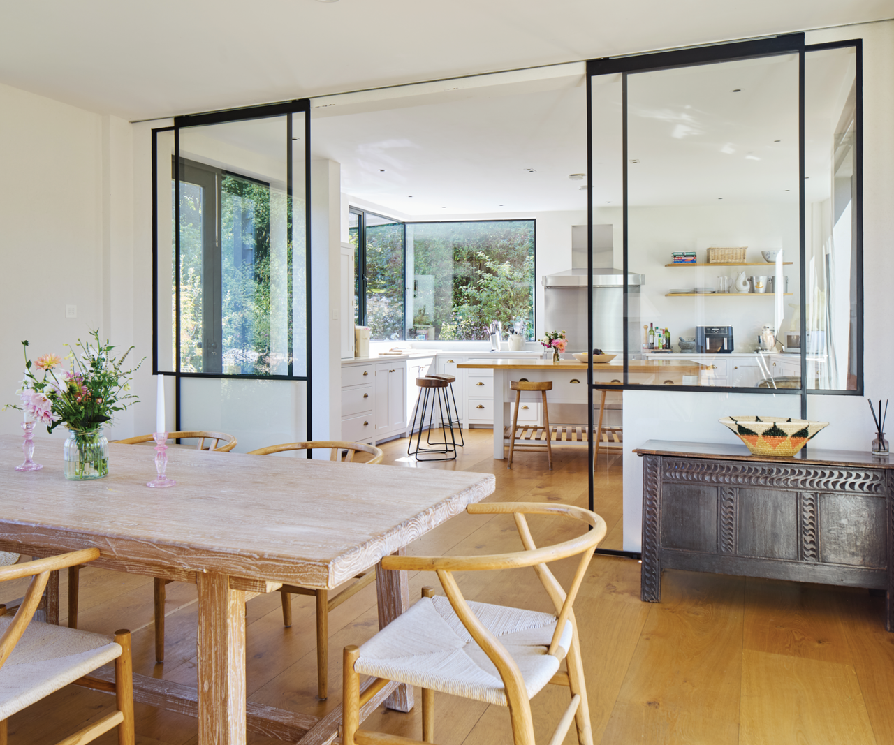 Dining room with sliding doors opening onto the kitchen