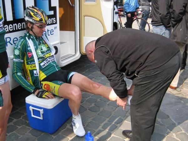 A lucky Landbouwkrediet riders gets a pre-race rub