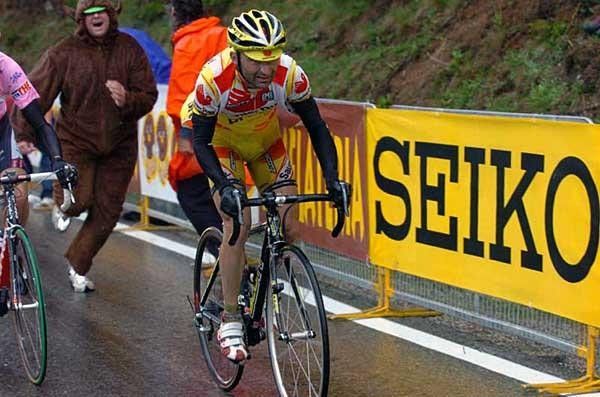 Leonardo Piepoli gets away from what appears to be some sort of yetti behind him