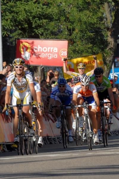 Marcel Sieberg (background) is clearly happy for his teammate.