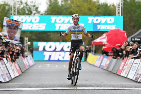 Fem van Empel (Jumbo-Visma) takes the win in Maasmechelen