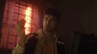 Theo James as Bill holding a wind-up key in The Monkey