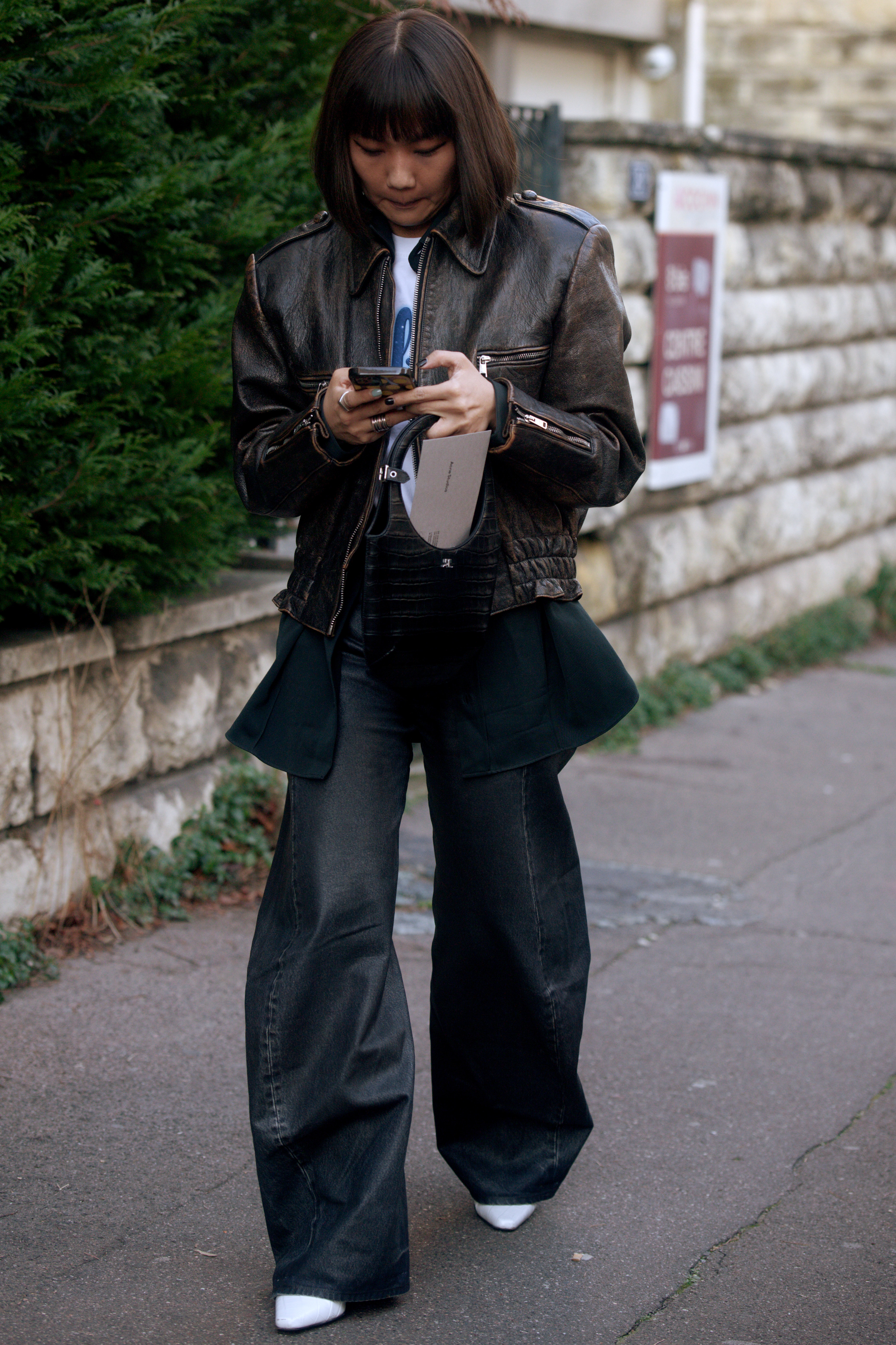 Mulher usando estilo de rua na Paris Fashion Week.