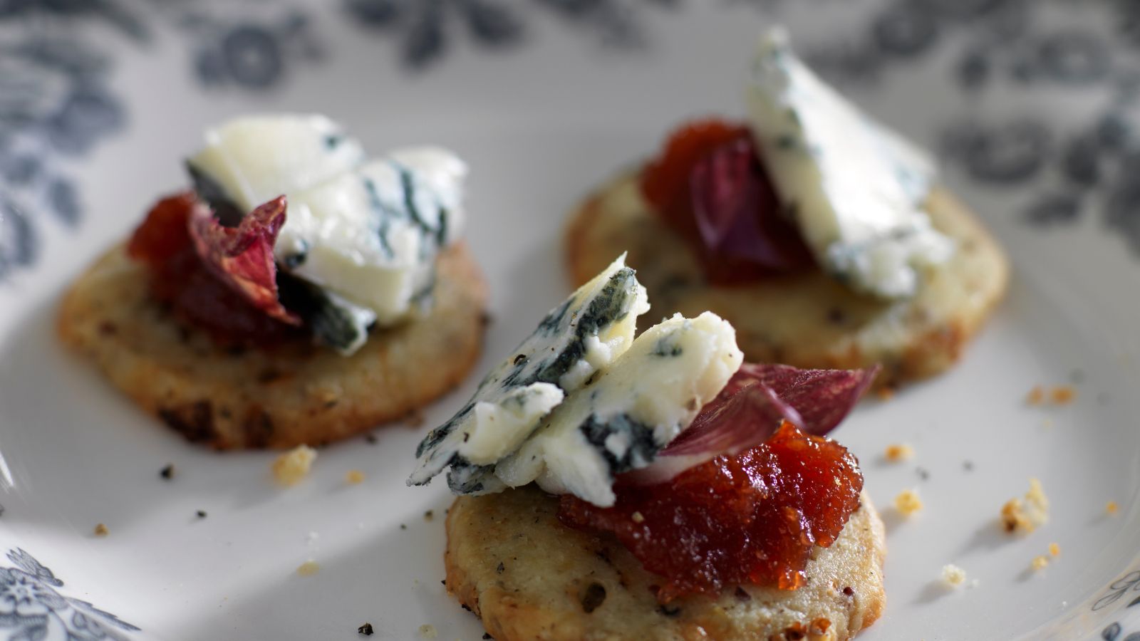 Biscuits with cheese and quince jelly