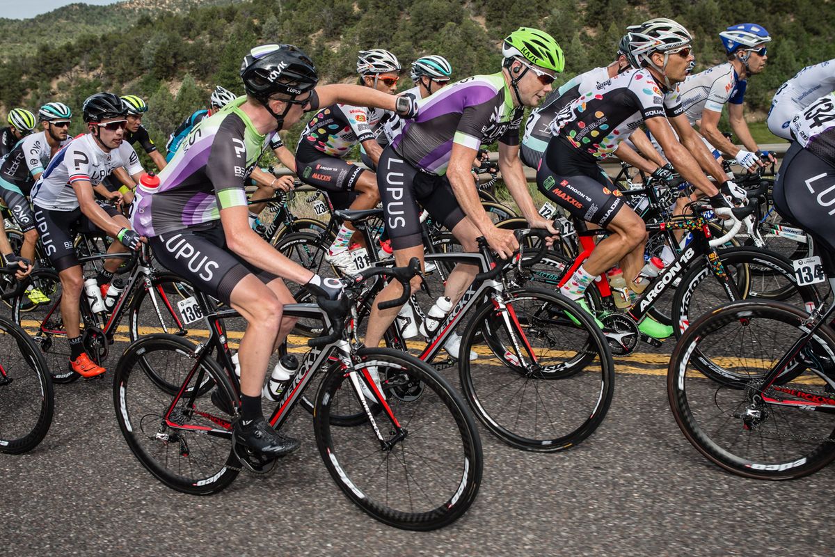 Chris Horner (Lupus) gets a snack from a teammate