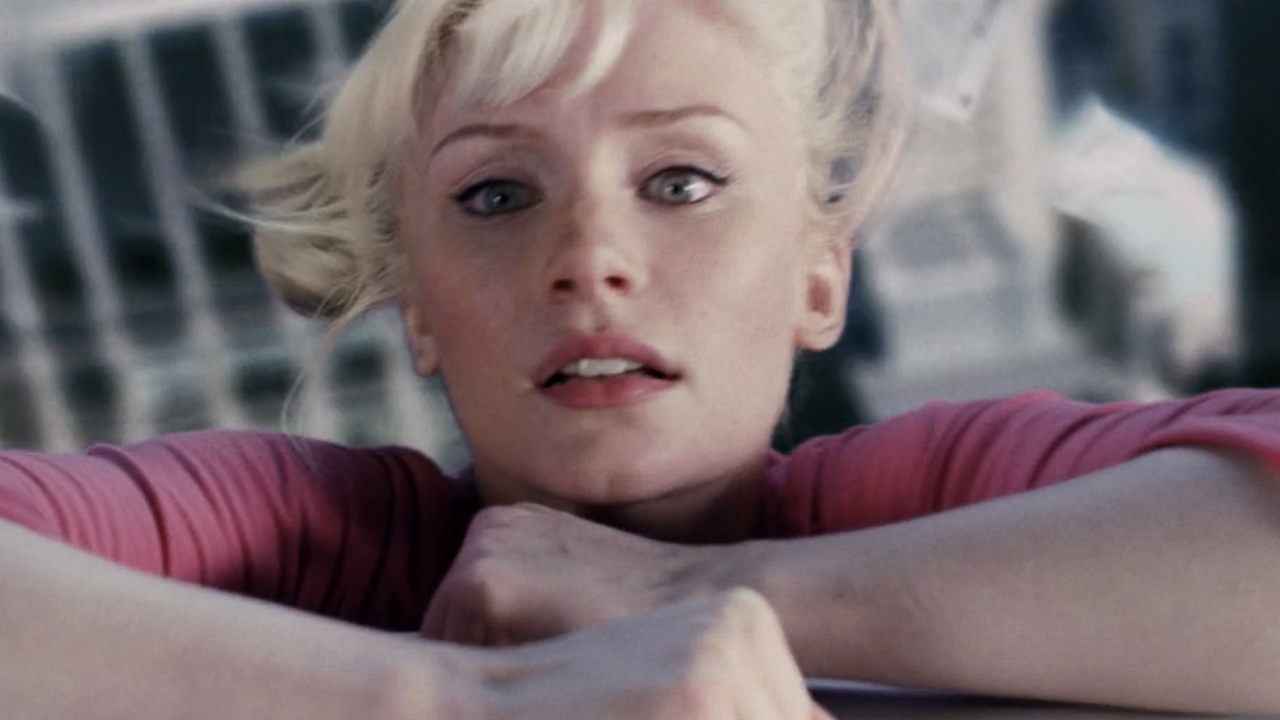 Gwen clinging onto a building in Spider-Man 3.