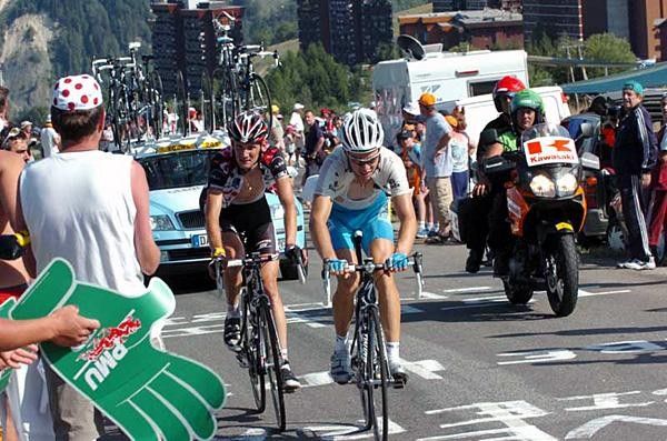 Schleck and Fothen come up to the finish