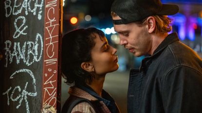 Austin Butler and Zo&euml; Kravitz as Hank and Yvonne in Caught Stealing