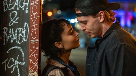 Austin Butler and Zoë Kravitz as Hank and Yvonne in Caught Stealing