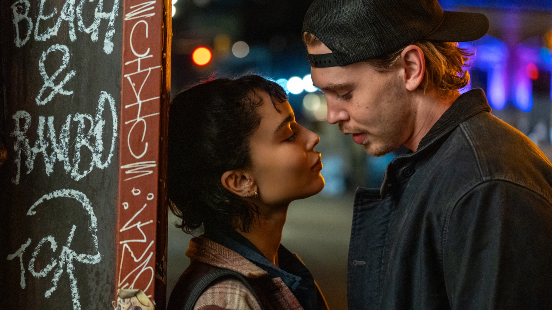 Austin Butler and Zo&amp;euml; Kravitz as Hank and Yvonne in Caught Stealing