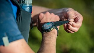 跑步者固定Garmin Enduro 2