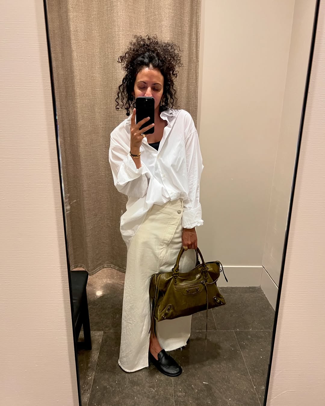 Woman wearing a white shirt and skirt