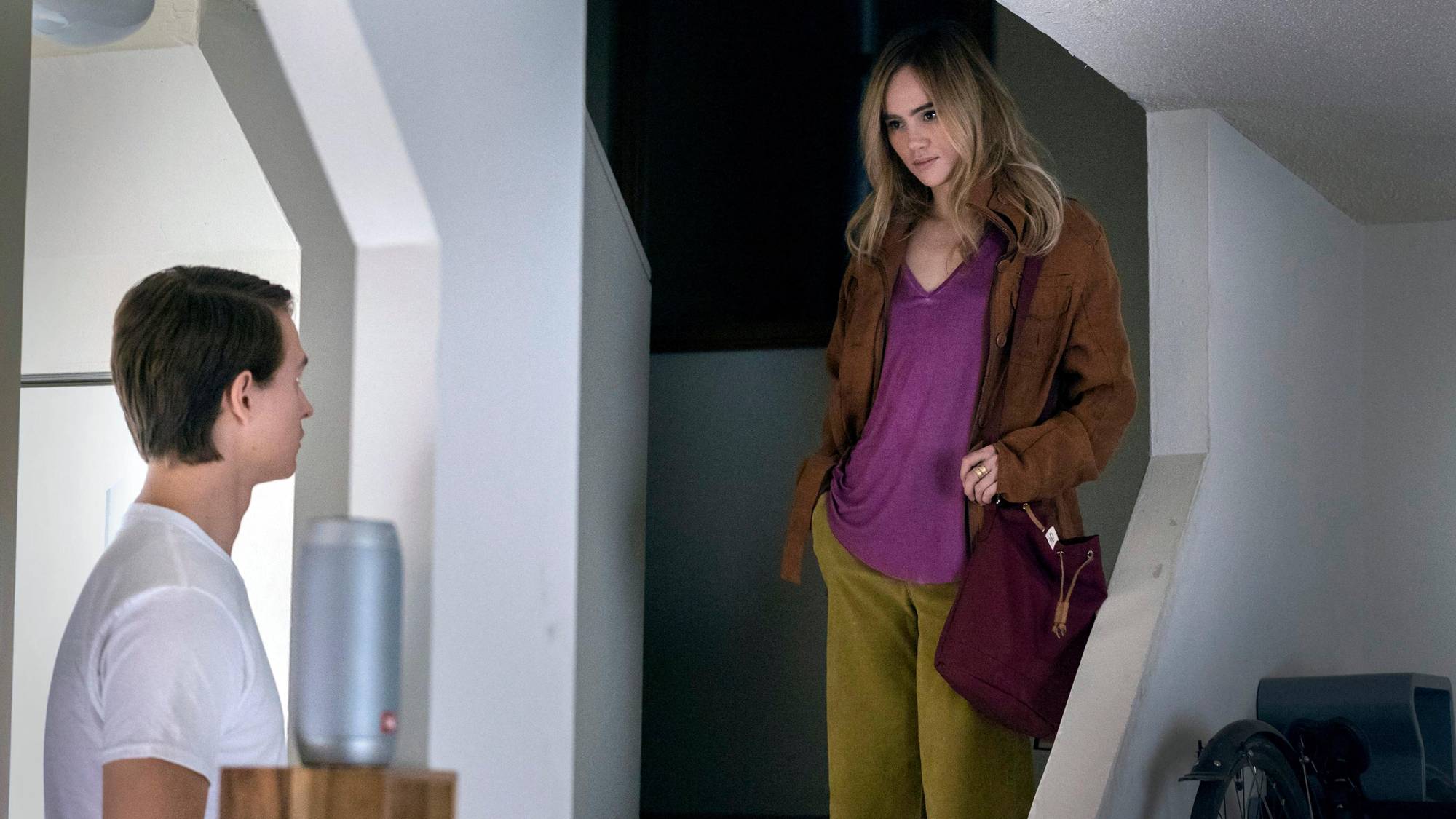 (L-R) Suki Waterhouse as Elena and Ansel Elgort as Jonathan / John in "Jonathan"