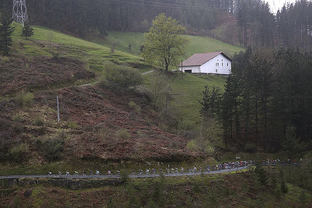 The peloton racing through the rain at Pais Vasco