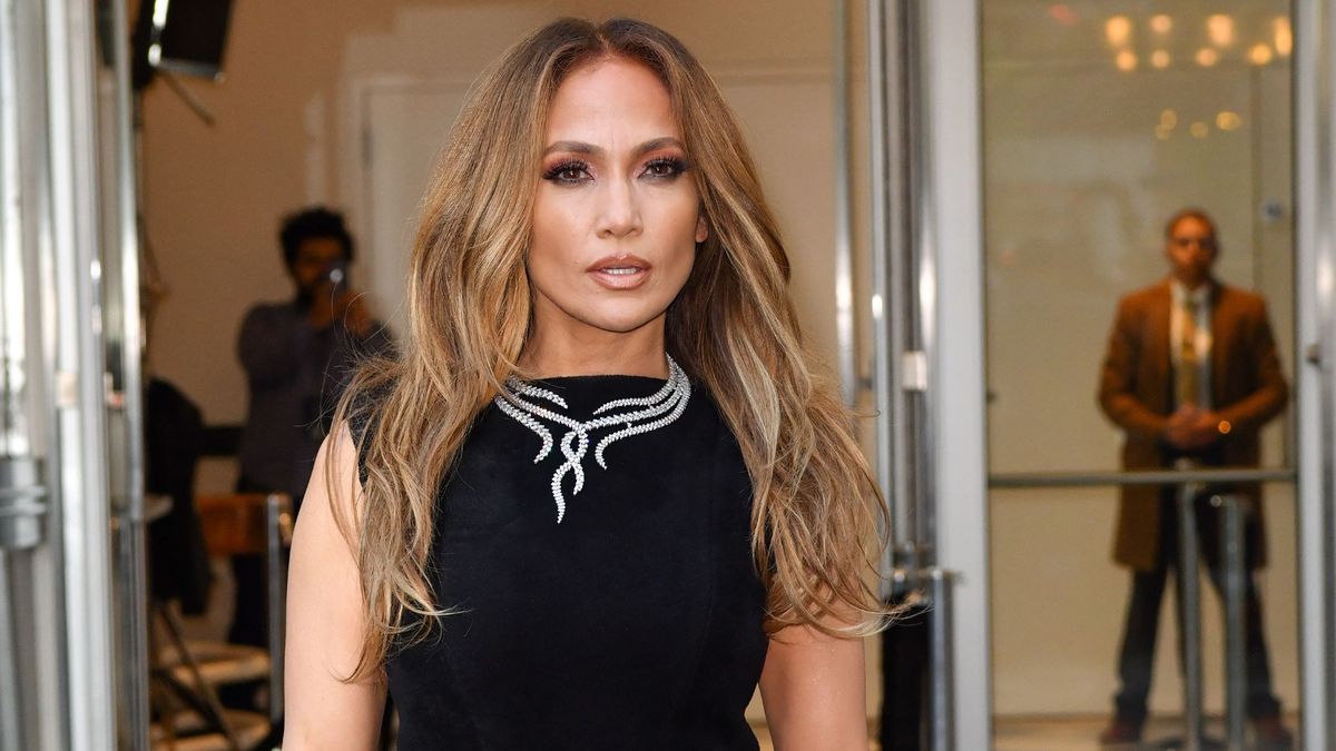 JLo’s hair stylist says this on-sale product keeps her hair shiny ...