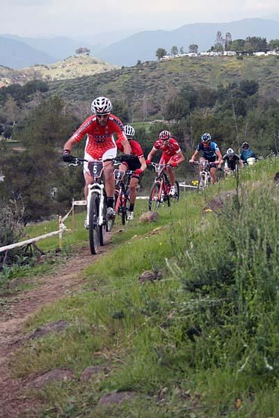 Geoff Kabush leads the chase