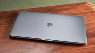 MacBook Pro (16-Zoll, 2019) geschlossen auf einem Schreibtisch