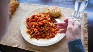 what to eat before running: pasta