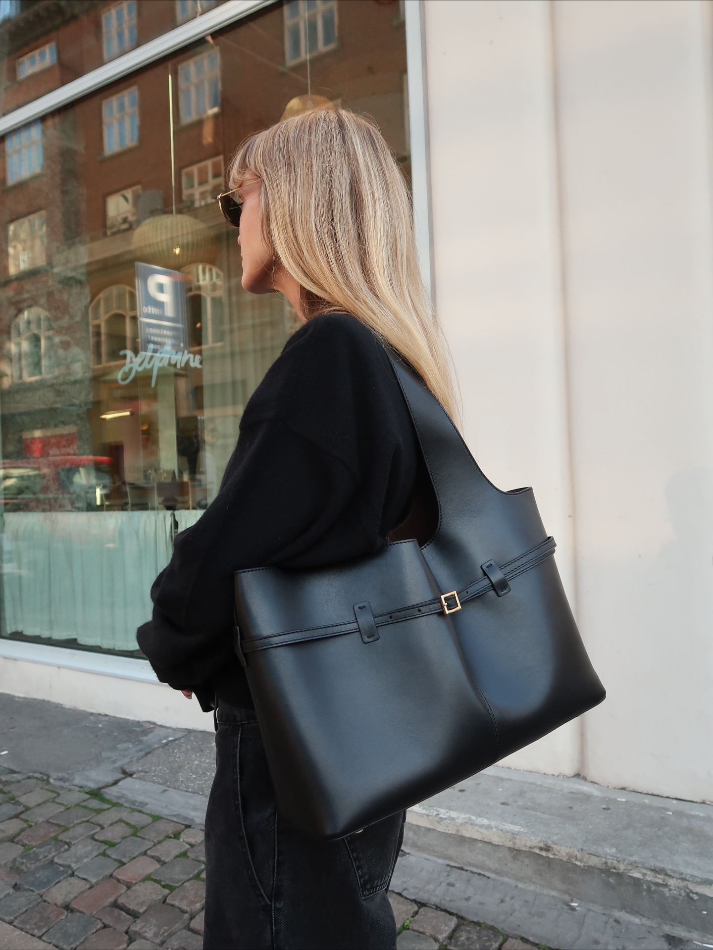 Jeanette Madsen wears the Manu Atelier Cambon Cabas bag.