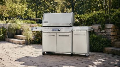Lifestyle image of the Weber Summit Smart Gas Barbecue