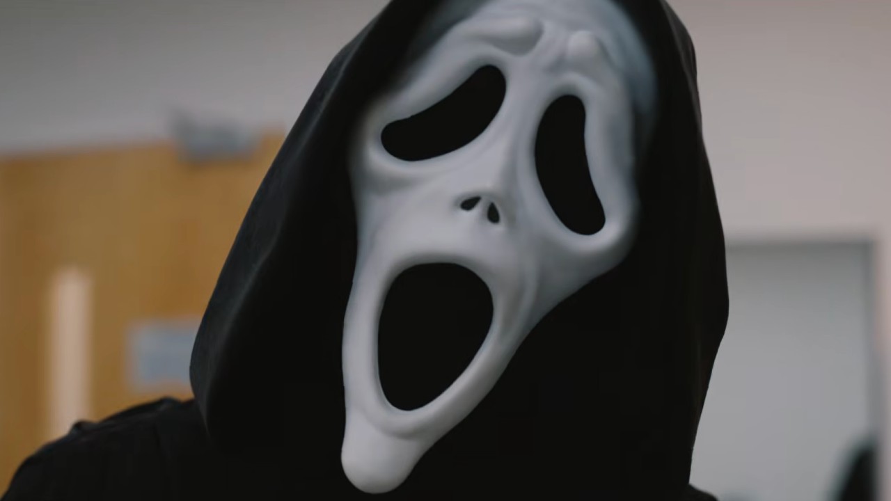 Ghostface staring down his victim in Scary Movie 6