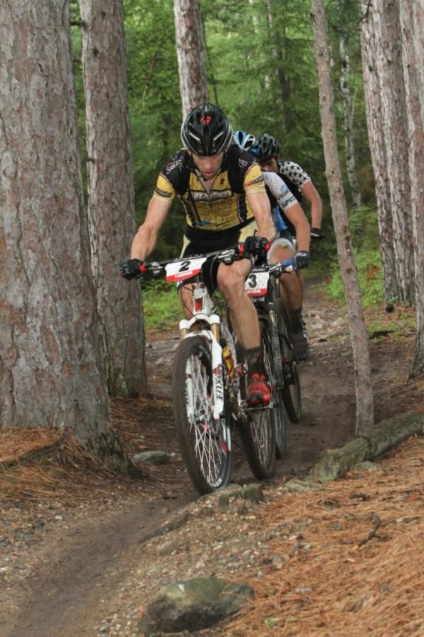 Brian Matter (Gear Grinder / Trek) sets the pace through the singletrack for Nathan Guerra (Wheel and Sprocket / Vision) and Jesse Lalonde (Lalonde Brothers Racing / T6).