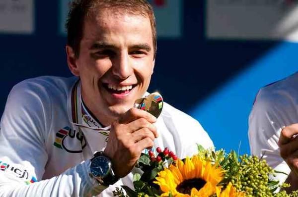 Nino Schurter (Switzerland) poses with his gold medal