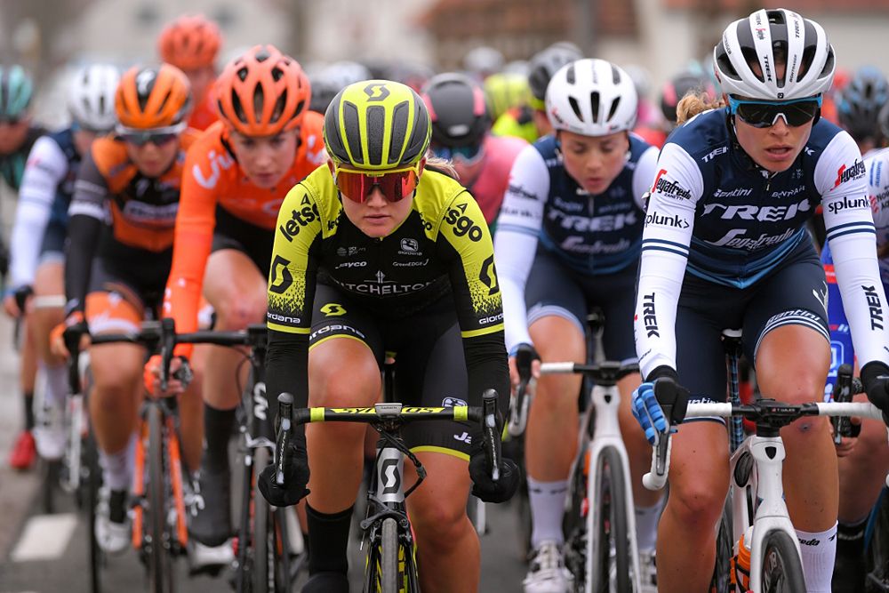 Georgia Williams (Mitchelton-Scott) in the large group at Omloop Het Nieuwsblad