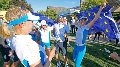 Sophia Popov celebrates with Team Europe after winning the 2021 Solheim Cup
