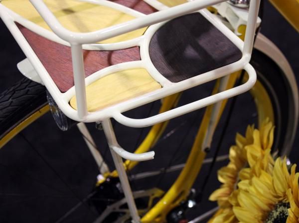 The side of the front rack on this Yipsan townie included a built-in U-lock holder.