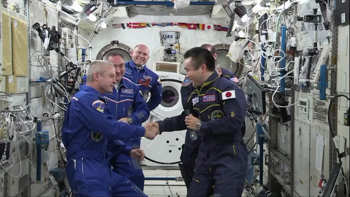 Wakata Hands Over Station Control to Swanson