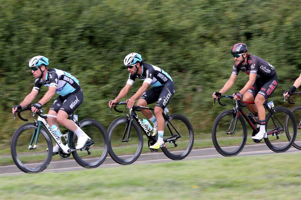 Fernando Gaviria sitting on the wheel of Mark Cavendish (Etixx-Quick Step)