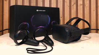 Oculus Quest og bevegelseskontrollene.