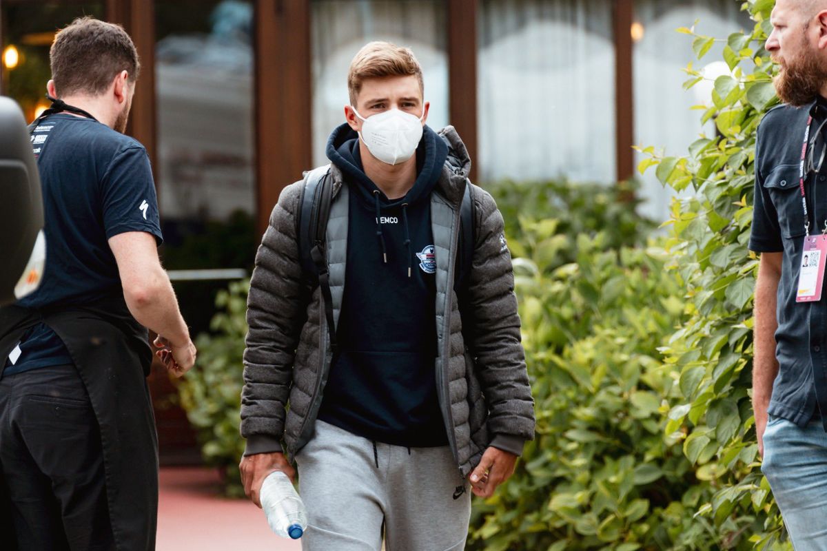 Remco Evenepoel leaves the Soudal-QuickStep team hotel and the Giro d&#039;Italia following his COVID-19 positive