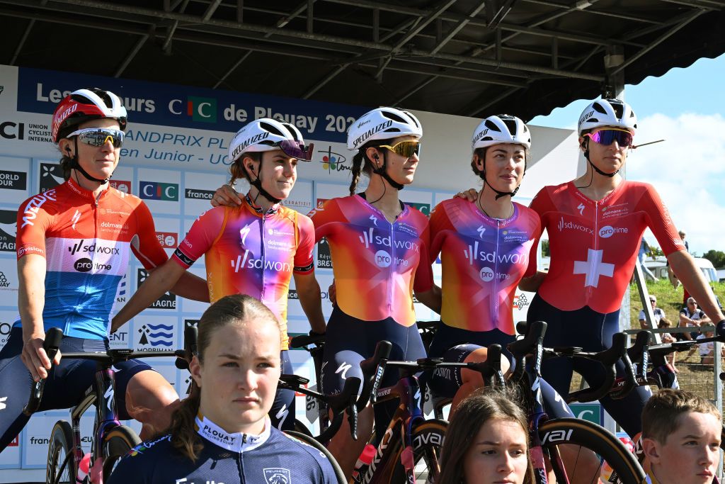 Mischa Bredewold with her SD Worx teammates at the start of Classic Lorient- Agglom&eacute;ration Troph&eacute;e Ceratizit 2023