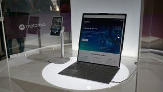 De Lenovo concept-laptop met 'rollable'-technologie omringd door glazen wanden.
