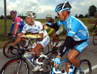 Paolo Bettini and Erik Zabel share a snack, stage 12
