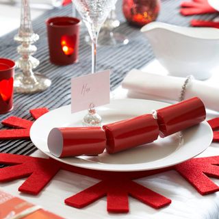 christmas red mats and plates