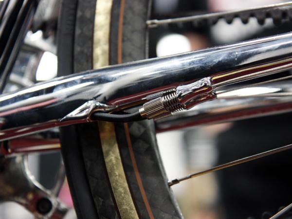 Krencker integrates convenient barrels adjusters into the housing stops for the Rohloff lines.