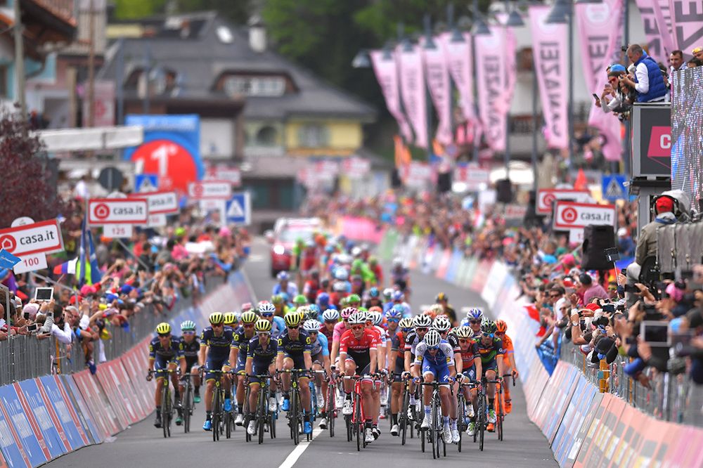 The bunch approaches the line at the end of Giro d'Italia's stage 17