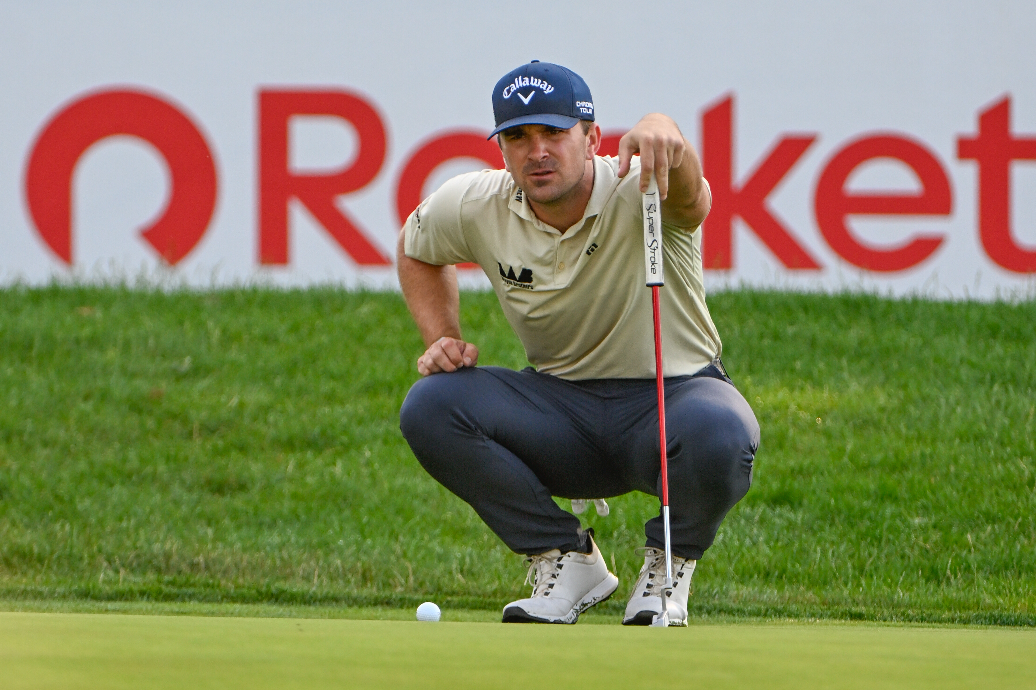 Will Gordon lines up a putt