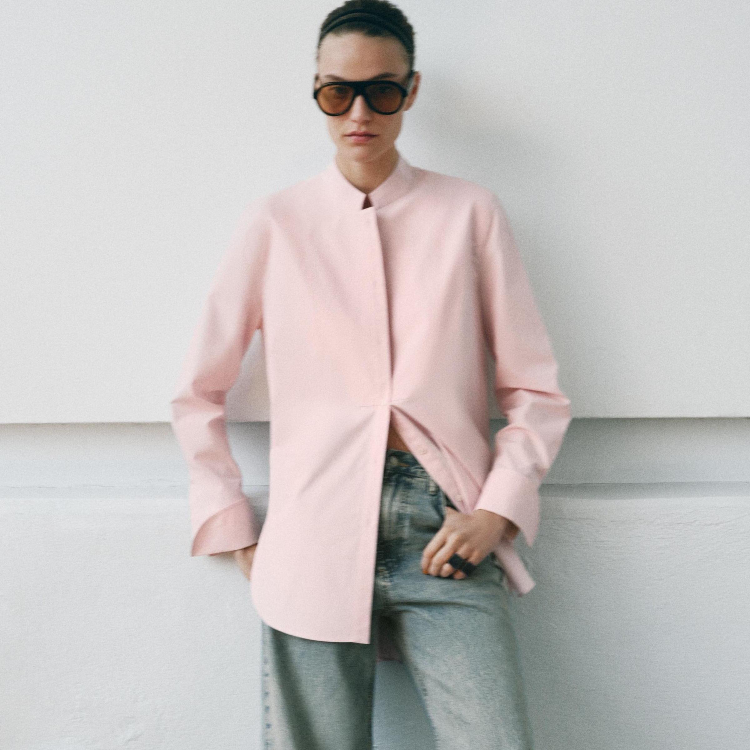 A model wearing a pink shirt from Zara.