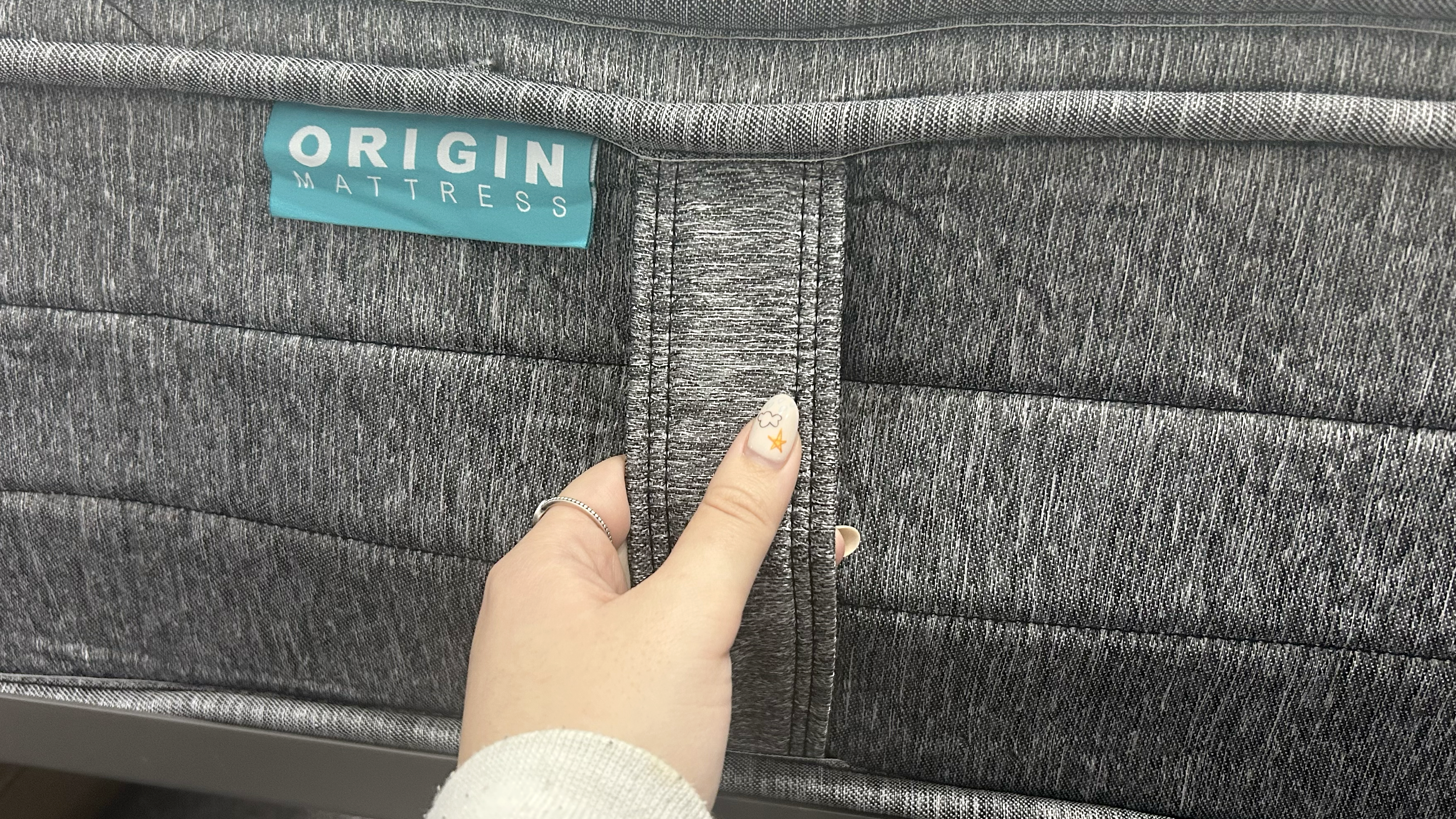 Hand pulling handle of Origin Hybrid Mattress