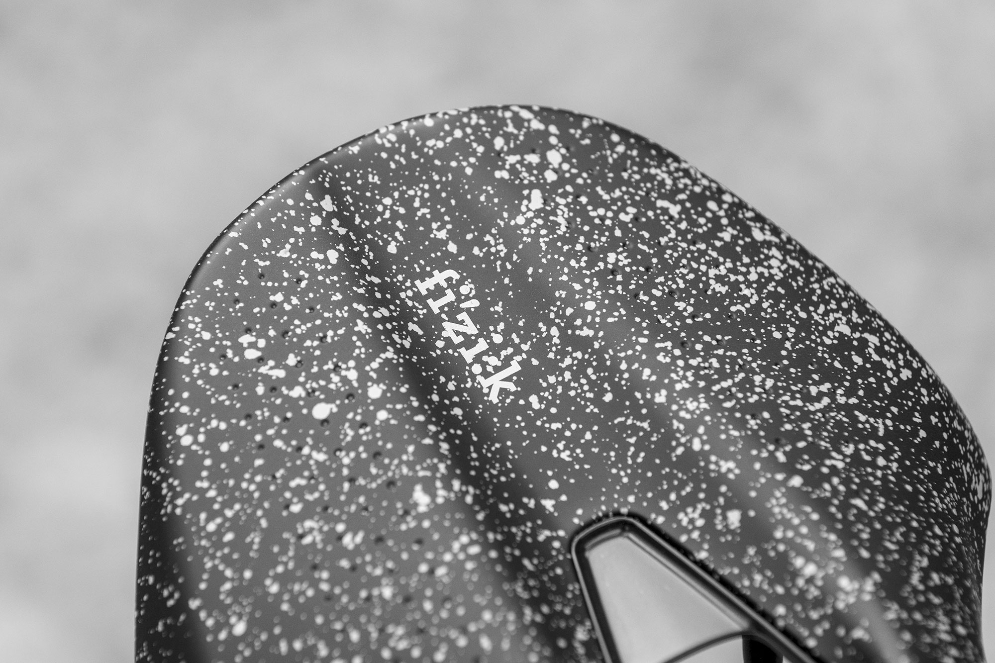Rear end of Tempo Argo R3 saddle showing Fizik logo