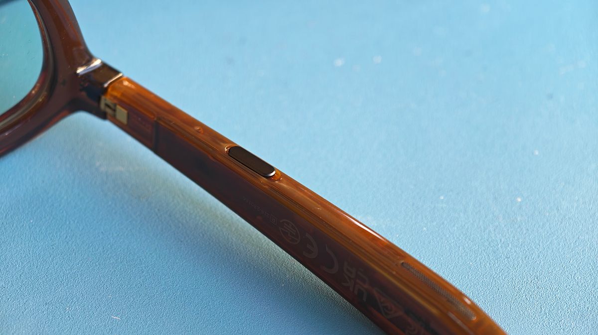 The meeting mode switch on the underside of Vonder Intelligent Eyewear's left temple